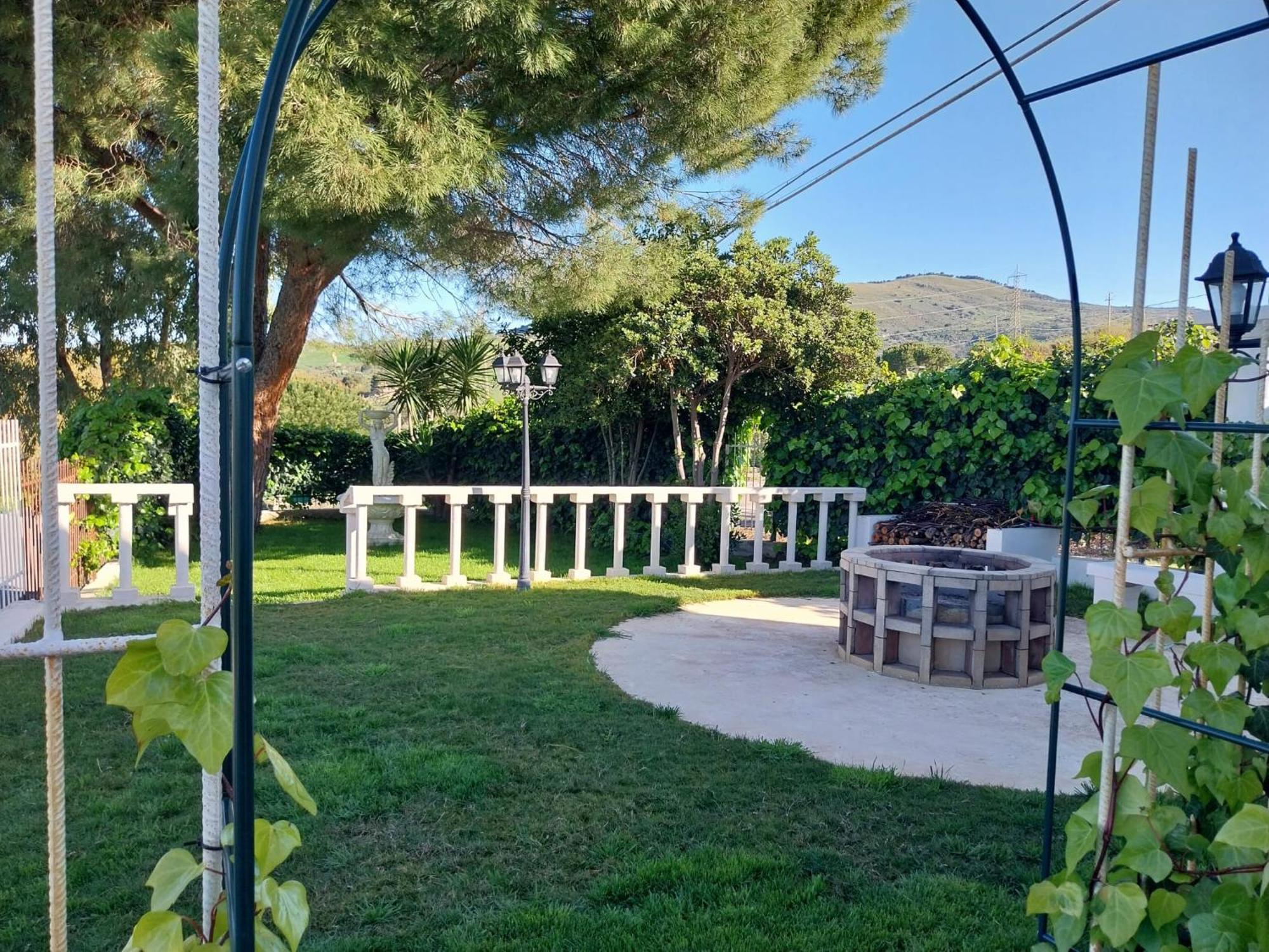 Casa Lachesi Caccamo ภายนอก รูปภาพ